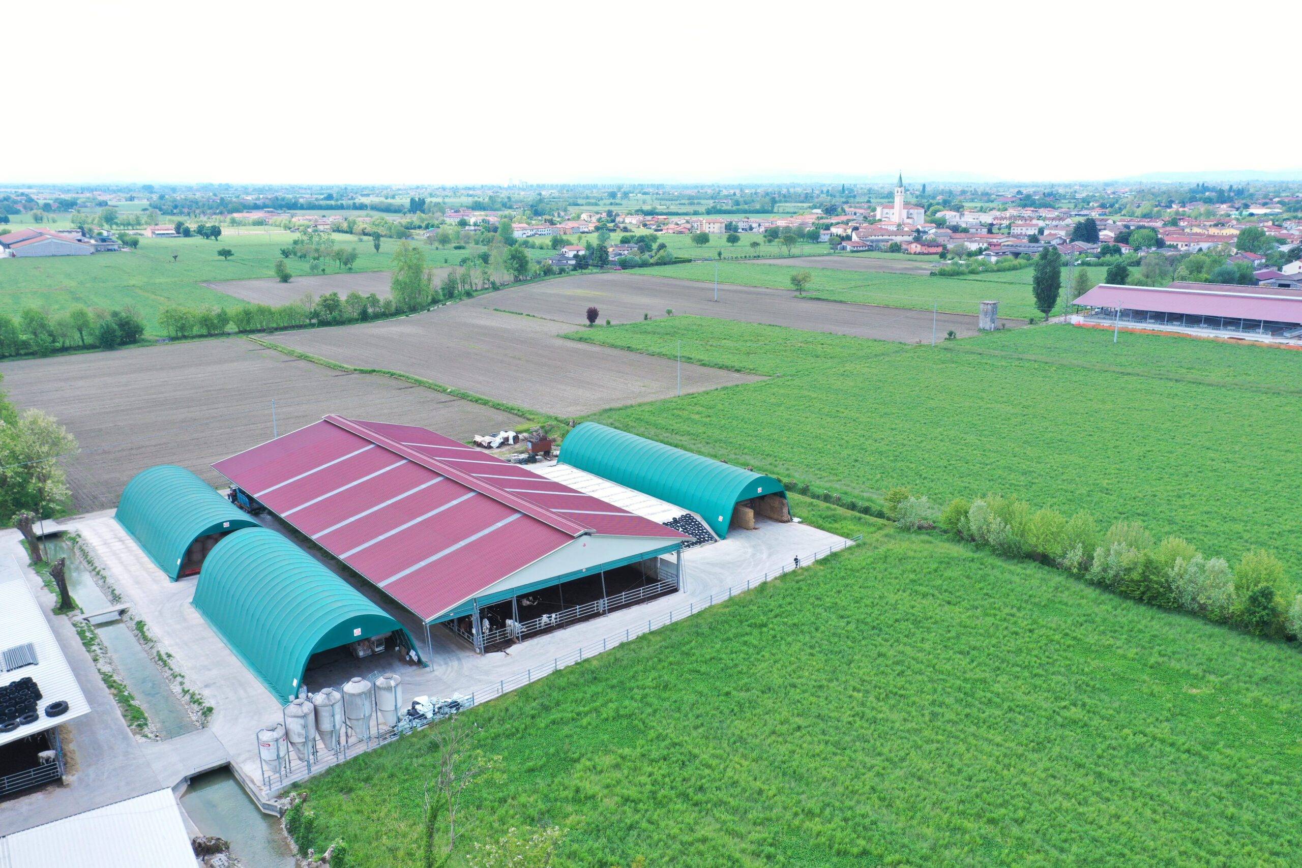 Vedere aeriană a unei ferme cu structuri Smart Force Farm, DUEA AgriZooTech