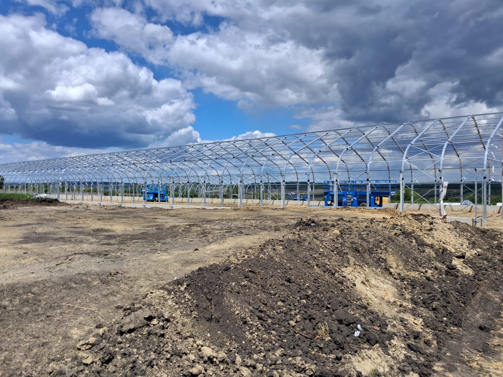 Vedere panoramică – toate cele 4 structuri în execuție