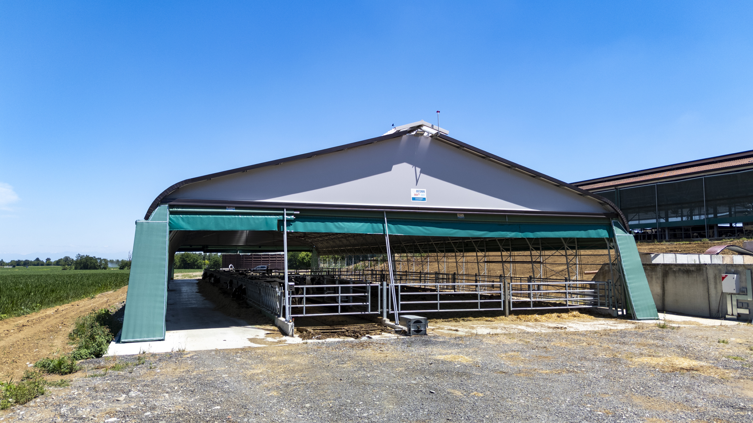 Structură Smart Force Farm, vedere frontală cu cortine laterale, DUEA AgriZooTech