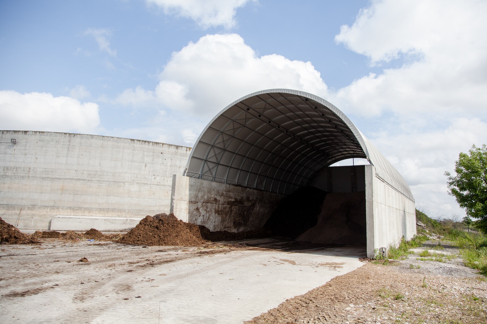 Copertină DUEA peste o platformă de gunoi de grajd