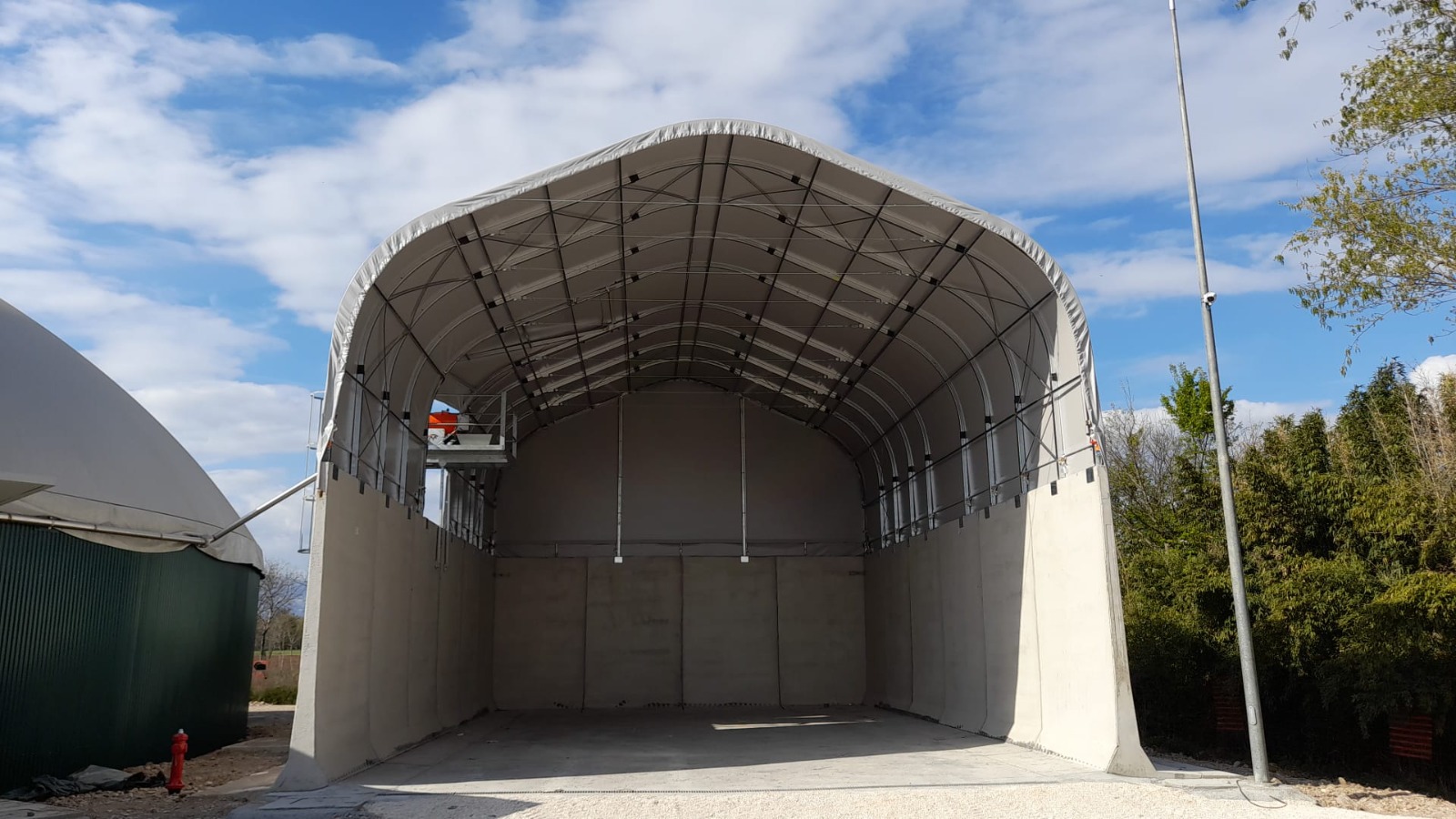 Copertină platformă gunoi de grajd, lângă biodigestorul de biogaz